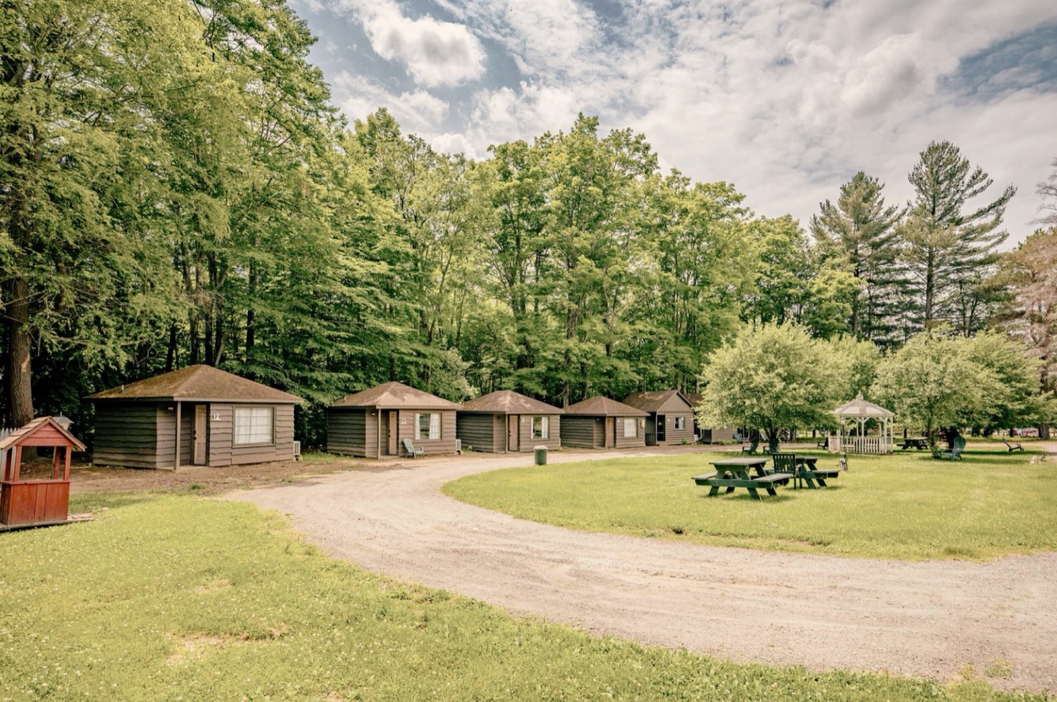 A cozy log cabin at The Dax Motel & Cabins