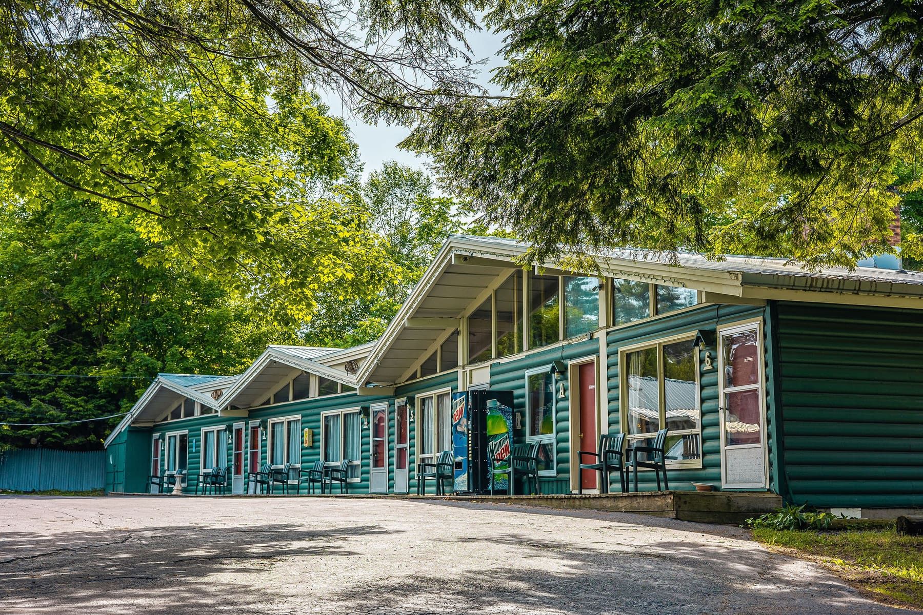 The Dax Motel & Cabins exterior