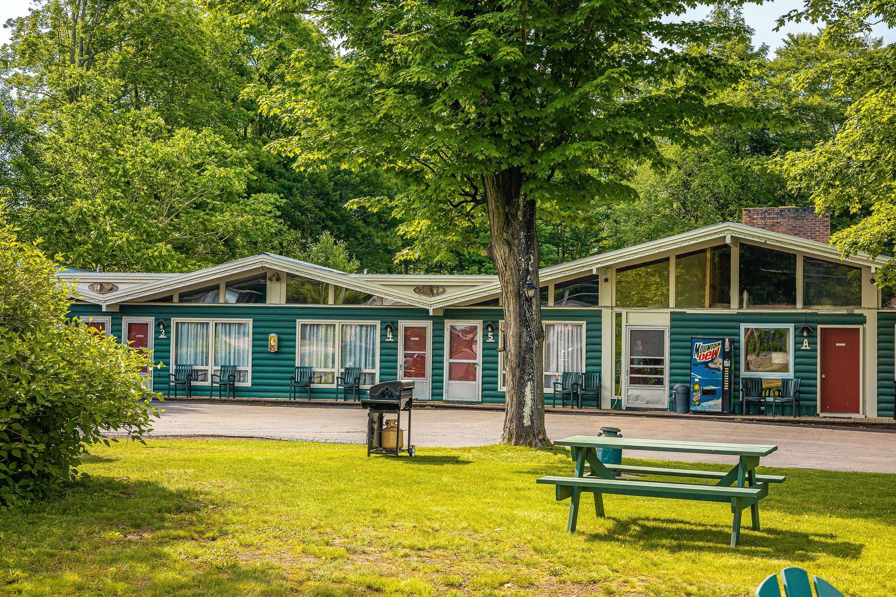 Front view of The Dax Motel