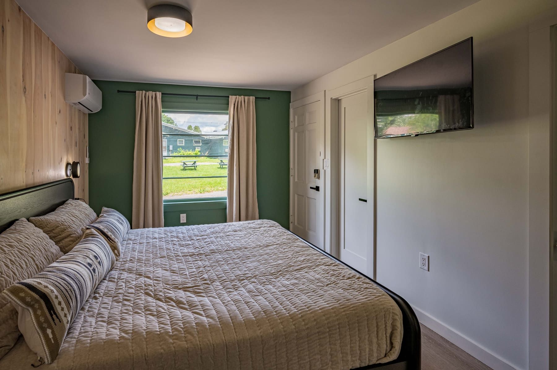King Bed Cabin seating area
