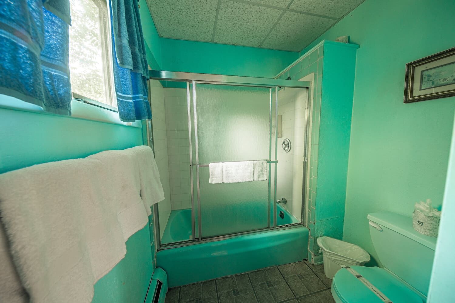 Queen & Full Room interior view