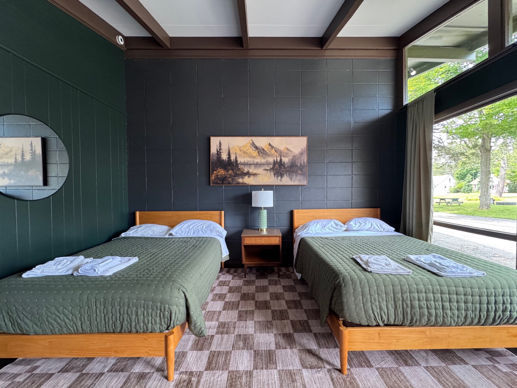 2 Queens motel room interior