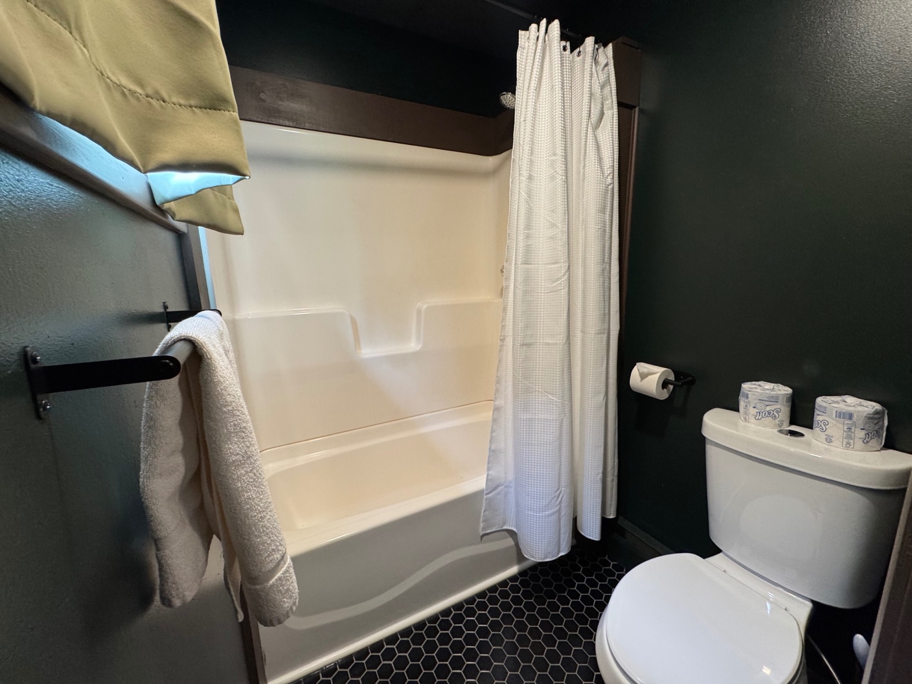 2 Queens motel room bathroom