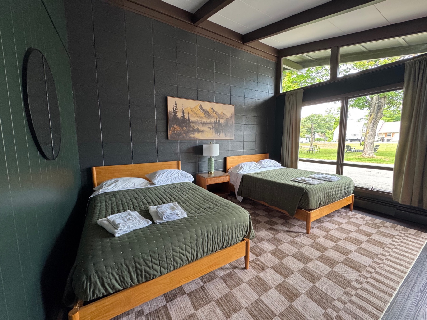 2 Queens motel room interior view