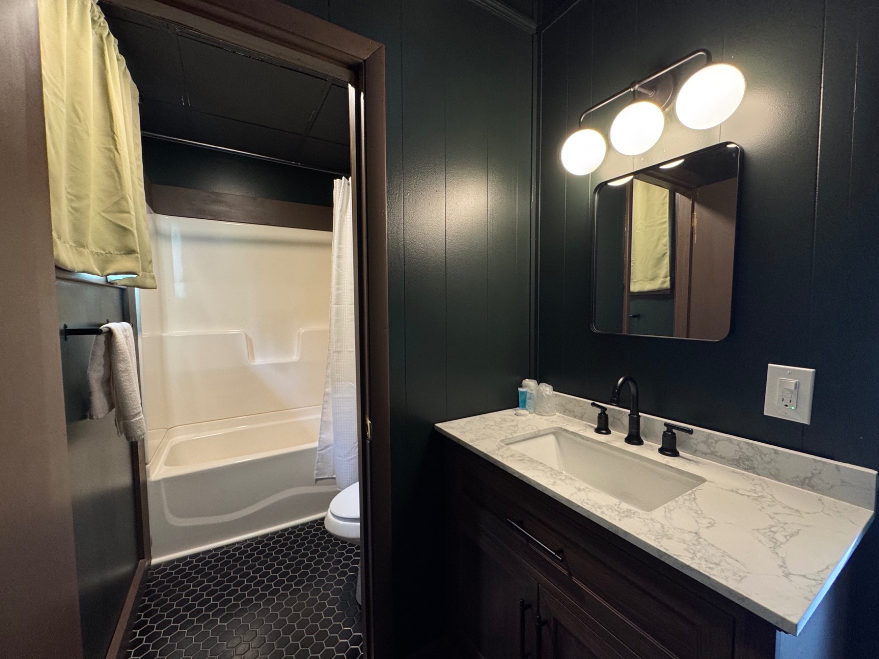 2 Queens motel room